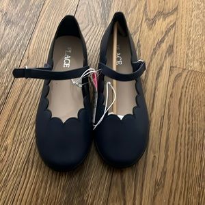 Children’s Place girls navy Mary Jane shoe with scalloped front.